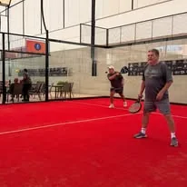 Jugadores en cancha de pádel Zona Pradera